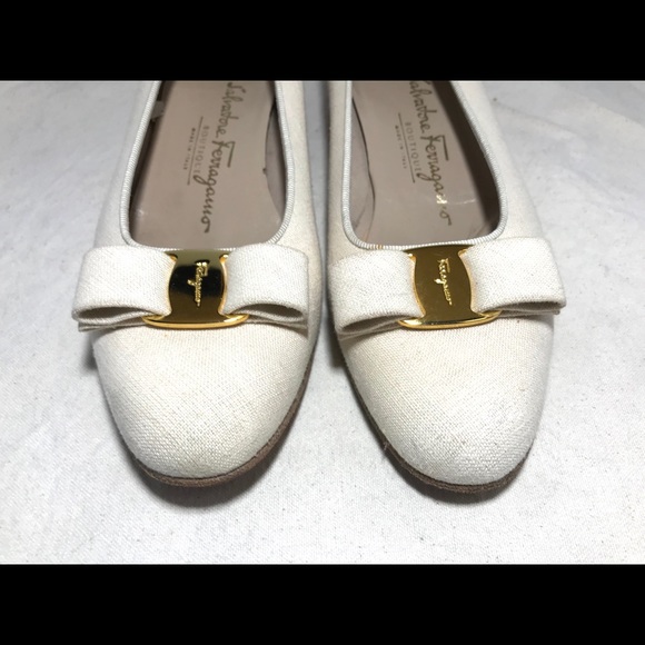 SALVATORE FERRAGAMO CREAM VARA LINEN CLASSIC SHOES - Picture 4 of 7